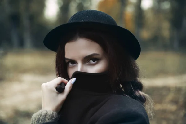Retrato Una Chica Abrigo Gafas Bosque —  Fotos de Stock