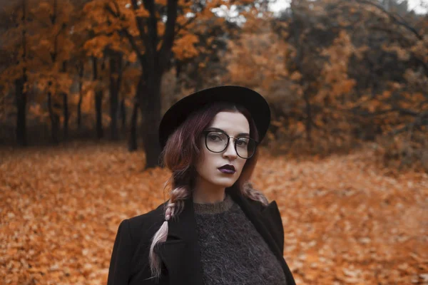 一个穿着外套 戴眼镜在树林里的女孩的肖像 — 图库照片