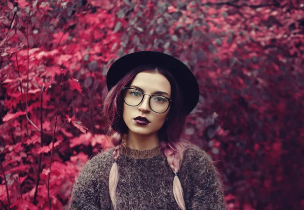 一个穿着外套 戴眼镜在树林里的女孩的肖像 — 图库照片