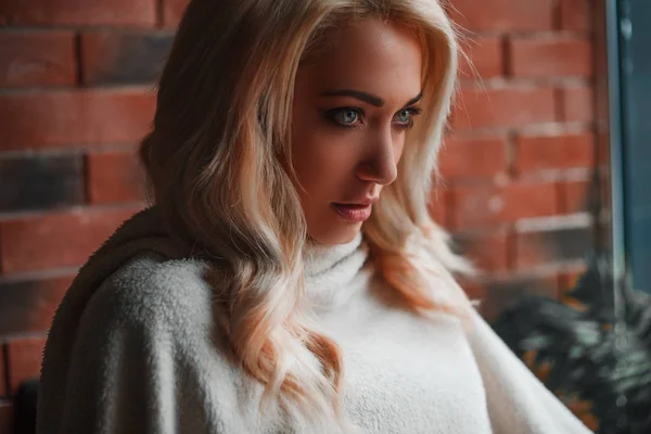 Strenge blonde Mädchen, schönes Modell, sitzt in einem Café — Stockfoto