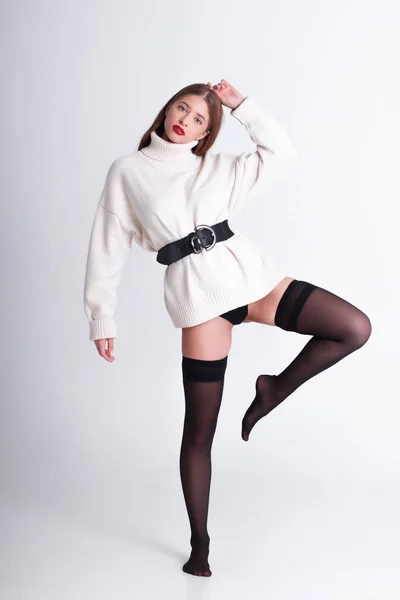 블랙 스타킹에 흰색 바탕에 스튜디오에서 포즈 모델 스톡 사진