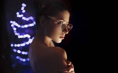 Seksi kız portre gözlüklü koyu renklerde