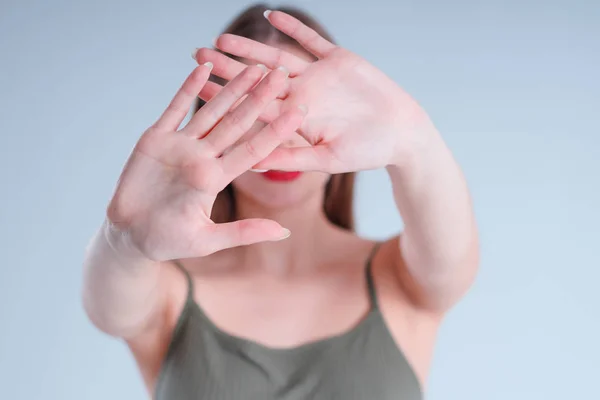 Les Mains Exposées Devant Vous Fille Montre Geste Prohibition — Photo