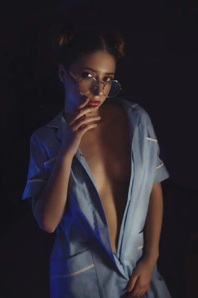 性感的女孩在护士服装在黑暗的背景 Decollete — 图库照片