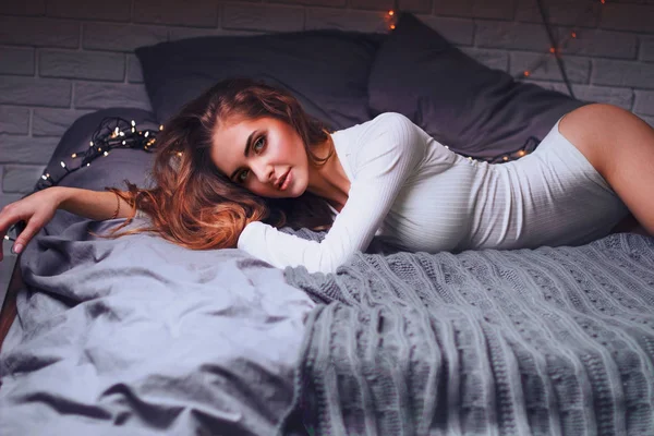 Sexy Meisje Witte Bodie Liggend Het Bed Achtergrond Van Slingers — Stockfoto
