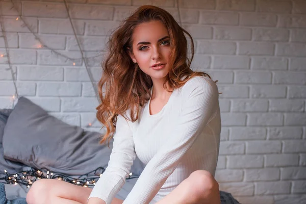 Nahaufnahme Eines Mädchens Weißen Pullover Auf Einem Hintergrund Atelier — Stockfoto