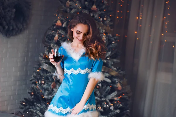 Linda Muchacha Nieve Doncella Fondo Del Árbol Navidad Modelo Sostiene —  Fotos de Stock