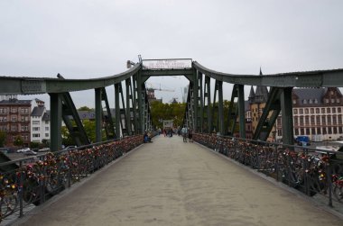 Aşk kilitleri bir Bridge - Frankfurt am Main