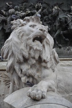 Milano şehrinde Vittorio Emanuele Ii büyük binicilik heykeli 