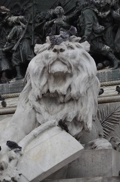 米兰市维托里奥 伊曼纽尔一世的大型马术雕像 — 图库照片
