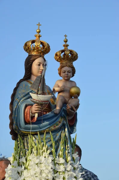 Una Estatua Virgen María Con Jesús —  Fotos de Stock