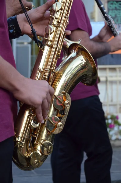 Jovem Músico Tocando Tuba — Fotografia de Stock