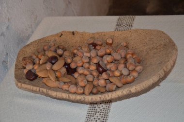 kabın içinde çeşitli fındık 