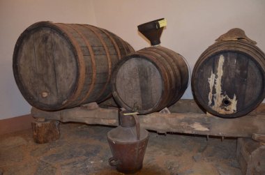 Bir şaraphane antik şarap varil