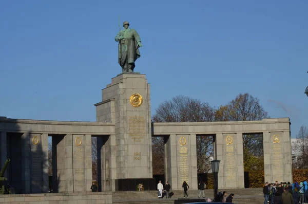 Monument Över Sovjetiska Soldater Tiergarten Berlin Tyskland — Stockfoto