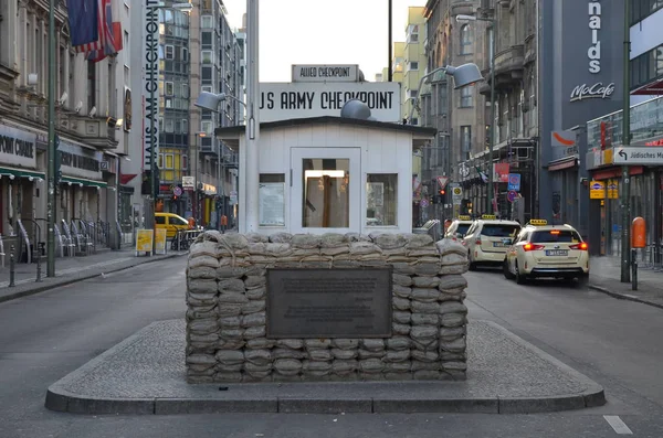 Famous Checkpoint Charlie Berlin — Stock Photo, Image