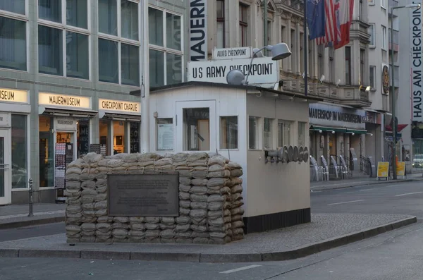 Berlin'de ünlü Checkpoint Charlie