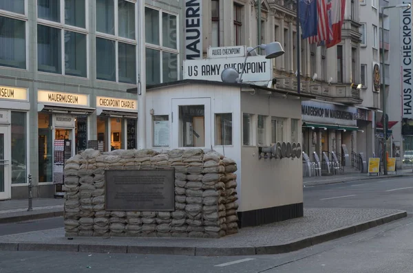 Famoso Checkpoint Charlie Berlín Imagen de archivo