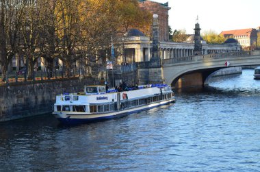 Berlin, Almanya-eski gemi ile Berlin silüeti
