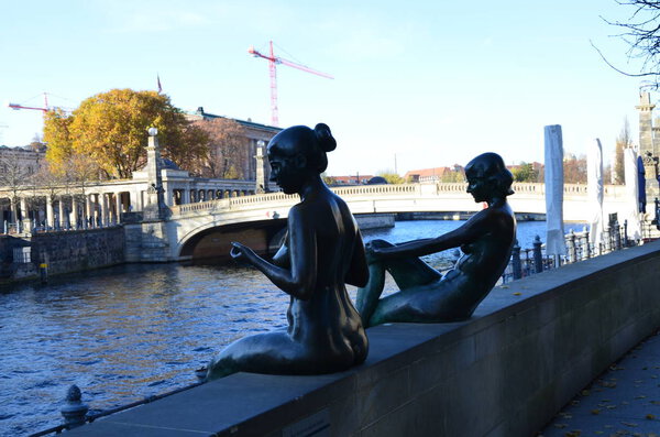 Вид на реку Шпрее и Берлинский Дом, Берлинский собор, Германия
