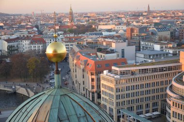 dış görünümü berliner dom ve şehir merkezi