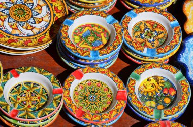  Erice tipik seramik ürünleri ile Hediyelik eşya dükkanı