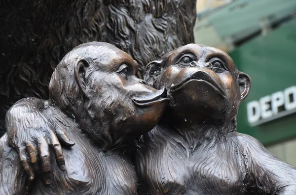 Estatuas Tres Monos Sabios Gran Gorila Una Tienda Antigüedades Calle —  Fotos de Stock