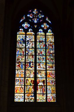 Almanya 'nın Köln Dom' unda Pentekost 'u gösteren lekeli cam kilise penceresi.