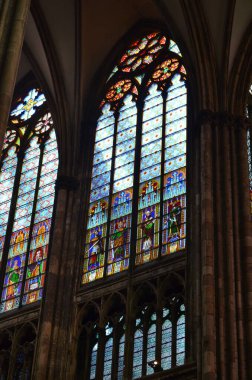 Almanya 'nın Köln Dom' unda Pentekost 'u gösteren lekeli cam kilise penceresi.