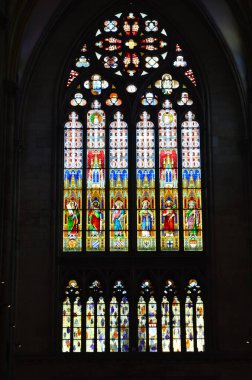 Almanya 'nın Köln Dom' unda Pentekost 'u gösteren lekeli cam kilise penceresi.