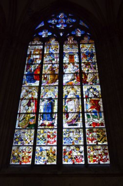 Almanya 'nın Köln Dom' unda Pentekost 'u gösteren lekeli cam kilise penceresi.