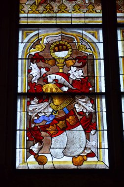 Almanya 'nın Köln Dom' unda Pentekost 'u gösteren lekeli cam kilise penceresi.