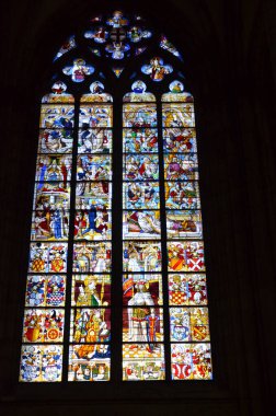 Almanya 'nın Köln Dom' unda Pentekost 'u gösteren lekeli cam kilise penceresi.