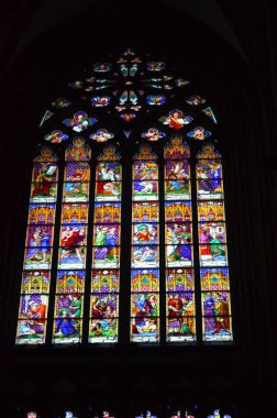 Almanya 'nın Köln Dom' unda Pentekost 'u gösteren lekeli cam kilise penceresi.