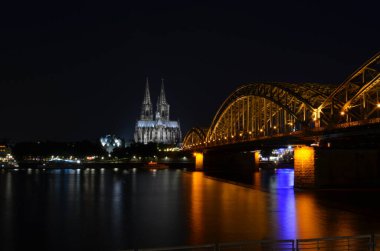 Köln Katedrali ve Hohenzollern Köprüsü, günbatımı / gece