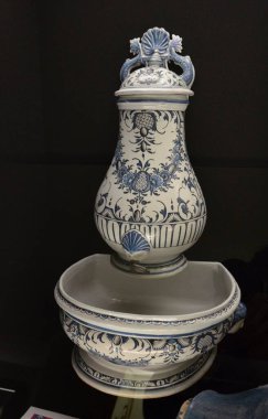 Sevilla, İspanya 03.23.2019: Seramik su kabı ve filtre. Sevilla Sanat ve Gümrük Müzesi