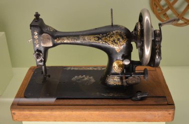 Seville, İspanya 03.23.2019: Sevilla Popüler Sanat ve Gümrük Müzesi 'nde dikiş makinesi