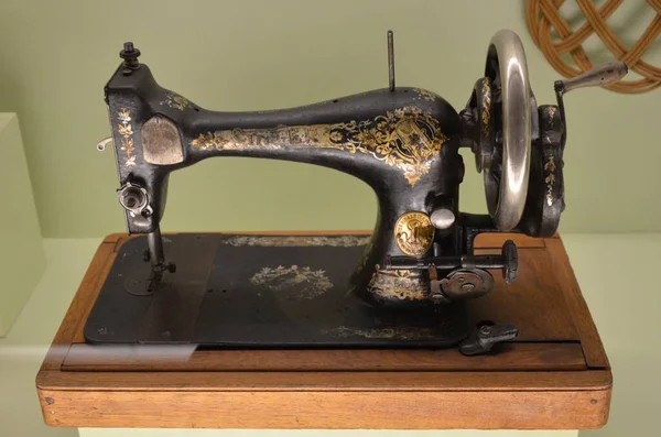 Seville, İspanya 03.23.2019: Sevilla Popüler Sanat ve Gümrük Müzesi 'nde dikiş makinesi