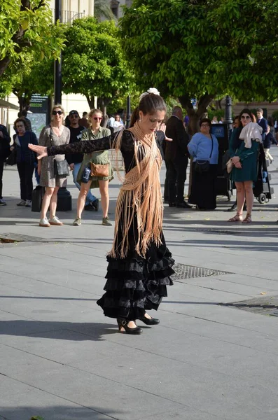 Seville, İspanya 03.23.2019 Puerta de Jerez 'de flamenko dansçısı