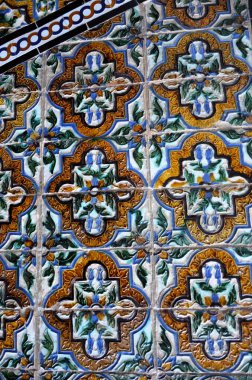 İspanya, Sevilla Kraliyet Alcazarlarının seramik fayansları. Çiçek motifleriyle desen dekorasyonu