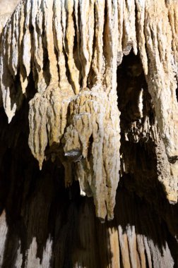Çok sayıda sarkıt ile güzel eski karanlık mağaranın içi. Zuddas, İtalya, Sardunya Grotte di mi