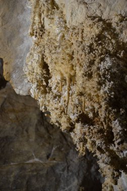Çok sayıda sarkıt ile güzel eski karanlık mağaranın içi. Zuddas, İtalya, Sardunya Grotte di mi