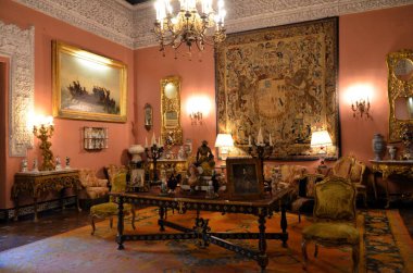 Seville, İspanya 03.25.2019: Las Duenas Sarayı 'nda (Palacio de las Duenas Sarayı) Cuadrado Meydanı)