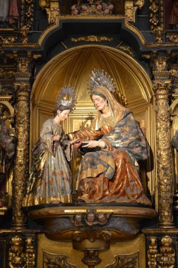 Seville, İspanya 03.25.2019: Aziz Anne, Bakire Meryem 'e okumayı öğretiyor, Jose Montes' in 1714 'ten kalma heykelleri