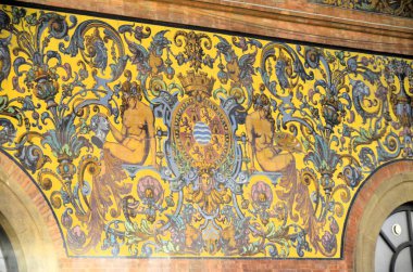 Jerez, İspanya 03.26.2019: Jerez Tren İstasyonu 'nun tarihi binası, geleneksel Endülüs bitkileriyle süslenmiş,