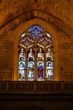 Sevilla, İspanya 03.24.2019: Sevilla katedralindeki vitraylı pencere