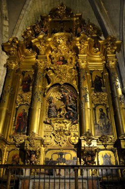 Seville, İspanya 03.24.2019 Sevilla Katedrali 'ndeki Bakireler Şapeli' nin orijinal sunağı.