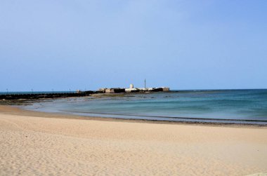 La Caleta sahilindeki San Sebastian şatosunun manzarası.