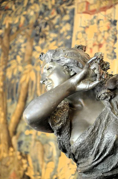 Seville, İspanya 03.25.2019: Las Duenas Sarayı 'ndaki Flamenko Dansçı Heykeli (Gypsy Hall))