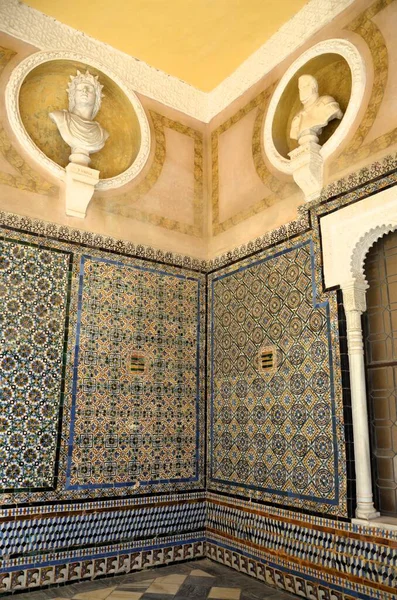 Seville, İspanya 03.25.2019: Casa de Pilatos 'un güzel bir iç tasarımı